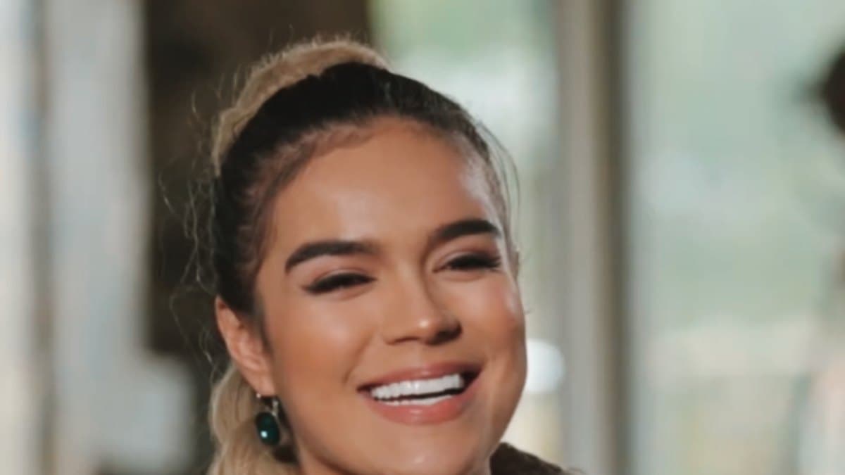Karol G sonriendo en una entrevista